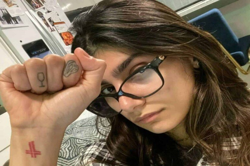 H Μία Καλίφα δημοπρατεί τα γυαλιά της για να βοηθήσει τον Λίβανο κι εδώ δεν χωράνε σεξιστικά!