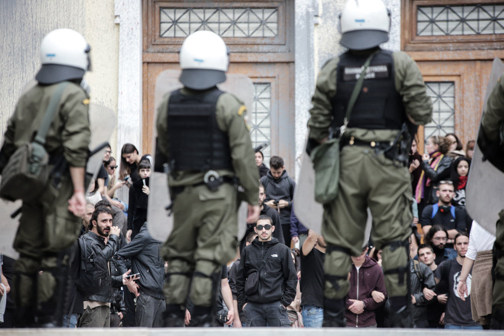 Κάμερες στις στολές αστυνομικών θέλει η χειμωνιάτικη κολεξιόν των διαδηλώσεων
