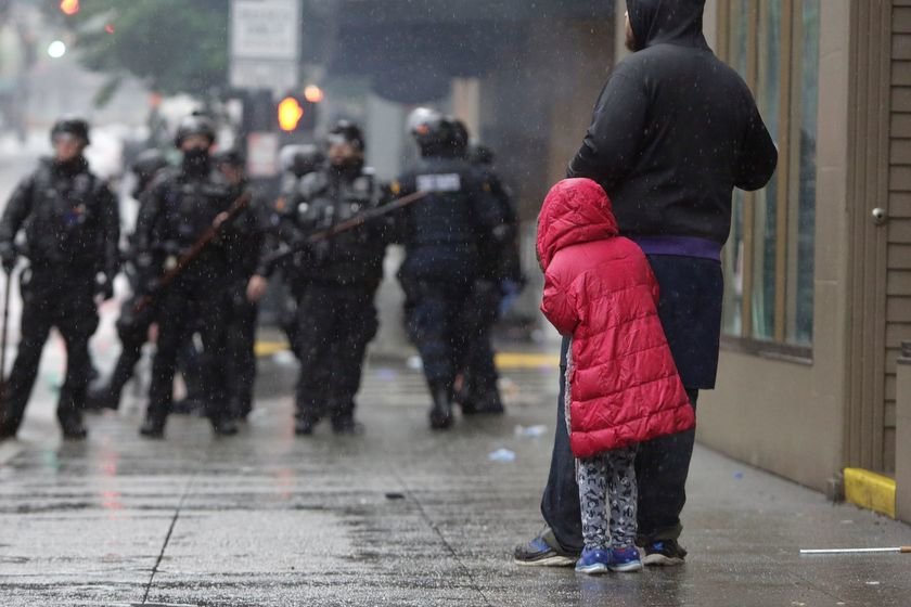 Αστυνομικός στο Σιάτλ αποδεικνύει πως γενικά η αστυνομική βία μπορεί και χειρότερα