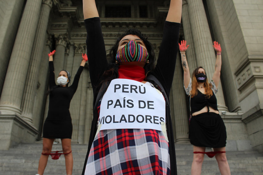 Στο Περού αν φοράς κόκκινο εσώρουχο είσαι “πρόθυμη για σεξ” άρα ο βιαστής σου αθωώνεται