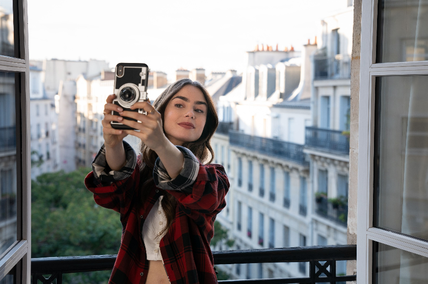 Emily in Paris: Η Έμιλι θα είναι και για δεύτερη σεζόν στο Παρίσι