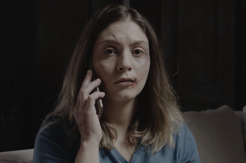 Μια ταινία μικρού μήκους μας βάζει στη θέση μιας γυναίκας-θύμα ενδοοικογενειακής βίας