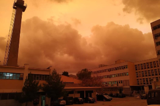 Κόκκινος ουρανός στην Αθήνα και ένα τεράστιο “Μόρντορ” ακούστηκε από Παγκράτι μέχρι Πατήσια
