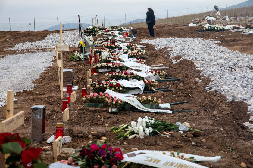 Τάφοι για τα θύματα του κορωνοϊού φτιάχνονται στη Θεσσαλονίκη και το 2020 είναι επίσημα θρίλερ