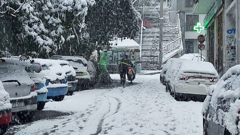 Ντελιβεράς παλεύει να παραδώσει παραγγελία μέσα στο χιόνι: το ντροπιαστικό βίντεο της ημέρας