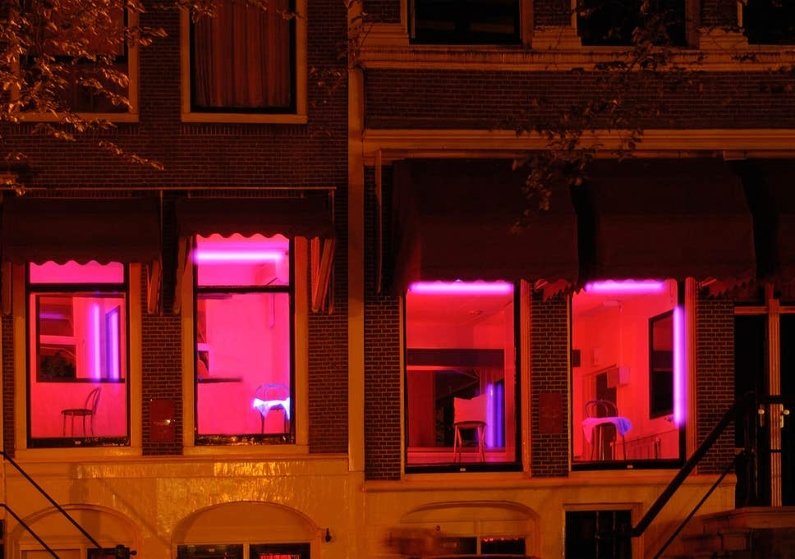 Τα “κόκκινα φανάρια” λένε αντίο στο κέντρο του Άμστερνταμ