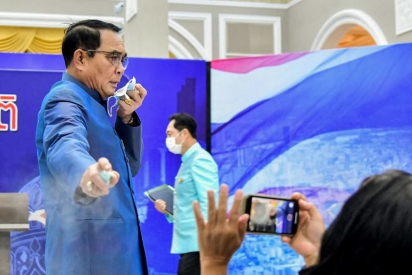 Ο πρωθυπουργός της Ταϊλάνδης δεν μάσησε στα δύσκολα: ψέκασε τους δημοσιογράφους με αντισηπτικό