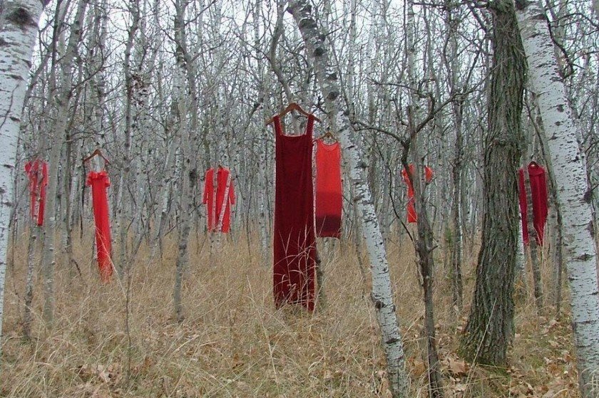 Ένα κόκκινο φόρεμα για να μας θυμίζει πως λείπουν οι αγνοούμενες και οι δολοφονημένες