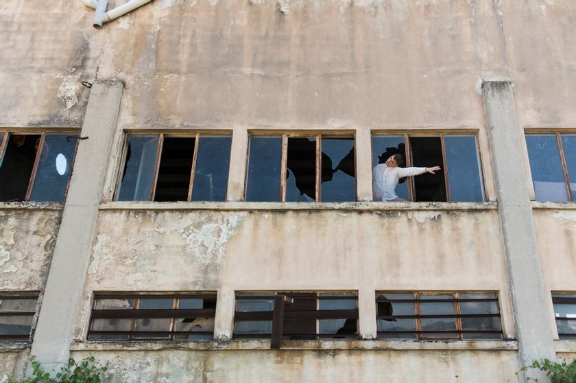Ένας χορευτής δίνει ζωή και ρυθμό στα εγκαταλελειμμένα κτίρια της Αθήνας