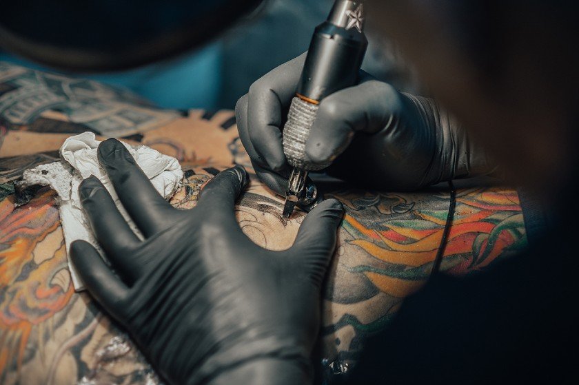 Κάπου ώπα: Παράνομα τα τατουάζ με χρώμα το 2022
