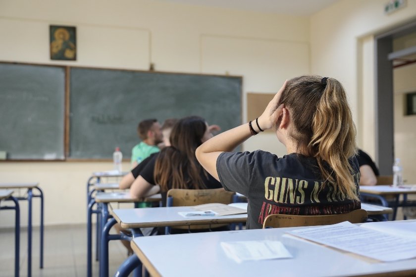 Πιο Ελλάδα δε γίνεται: Γονείς πήγαν ανεμιστήρες στο σχολείο για να δώσουν τα παιδιά τους Πανελλήνιες