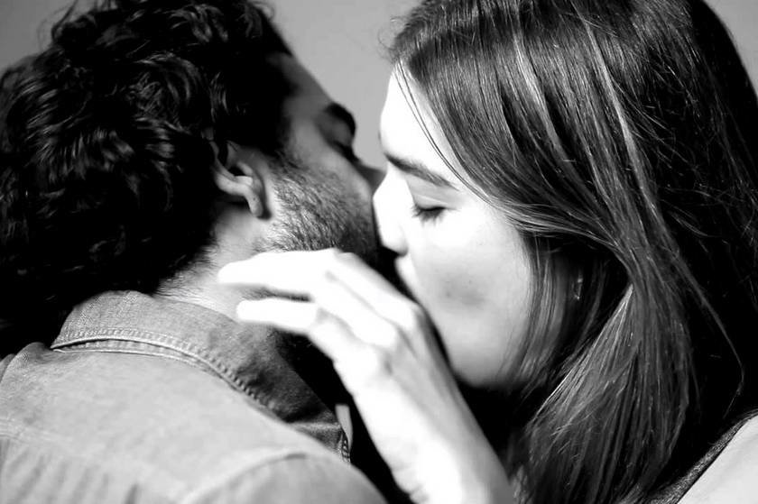 20 άγνωστοι φιλιούνται για πρώτη φορά σε ένα viral βίντεο που δεν θα παλιώσει ποτέ