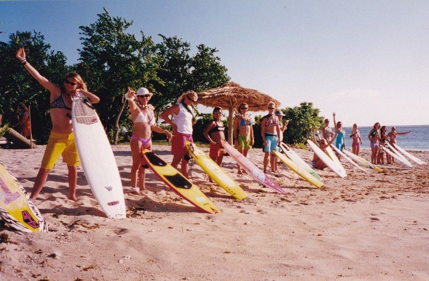“Girls Can’t Surf”: Οι γυναικάρες του σερφ για τις οποίες κανείς δεν μιλάει