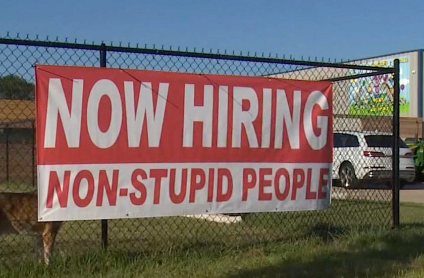 “Προσλαμβάνω μη ηλίθιους”: Βρέθηκε η πιο γελοία πινακίδα αναζήτησης εργαζομένων