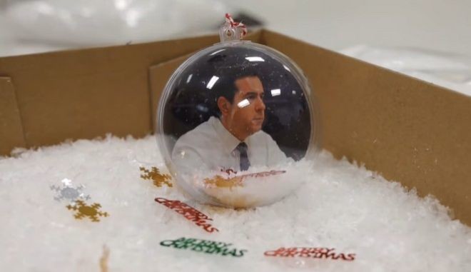Ο Νότης Μηταράκης έγινε χριστουγεννιάτικη μπάλα γιατί ο σουρεαλισμός τερμάτισε