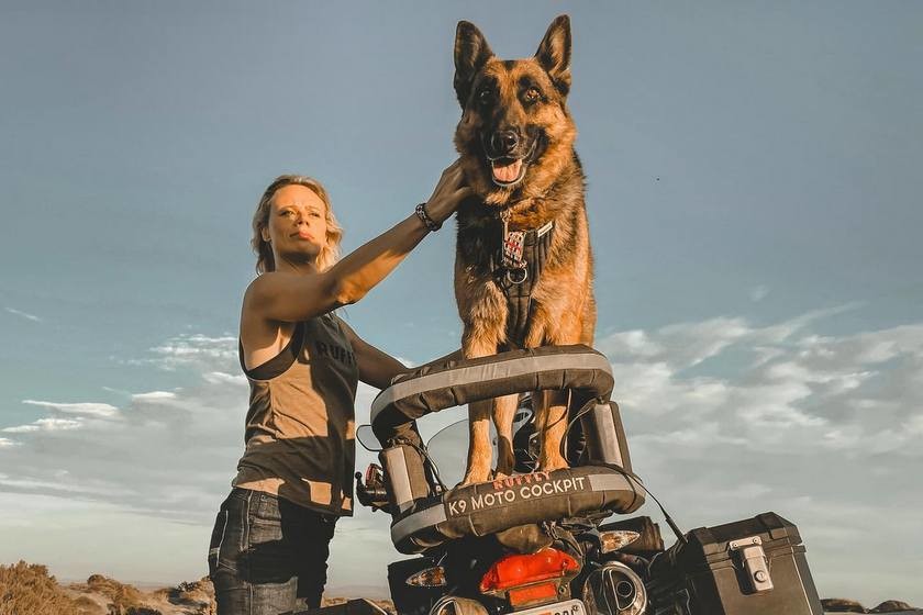 90 χώρες, 4 ήπειροι: Γυναικάρα κάνει τον γύρο του κόσμου με τη μηχανή της και τον σκύλο της