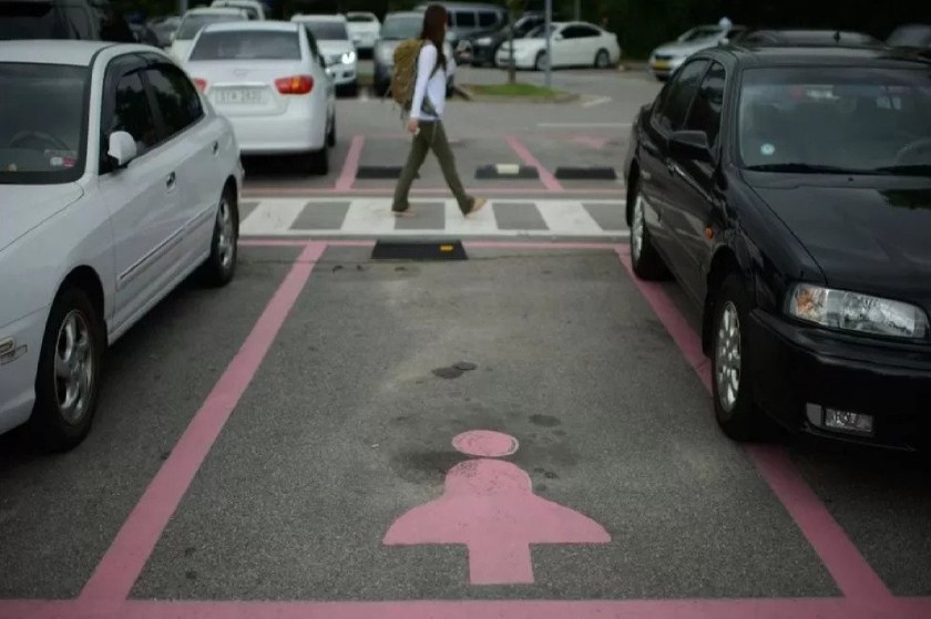 Στη Σεούλ καταργούνται οι θέσεις πάρκινγκ για τις γυναίκες, ο μισογυνισμός δεν κρύβεται