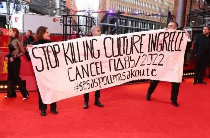 Ο Αργύρης Ξάφης άπλωσε πανό και την αξιοπρέπεια των καλλιτεχνών στο κόκκινο χαλί της Berlinale