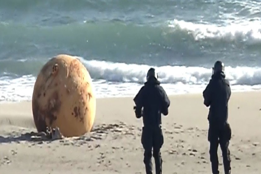 Να βγει κάποιος υπεύθυνα να μας πει τι είναι αυτή η σιδερένια μπάλα που ξεβράστηκε σε παραλία της Ιαπωνίας