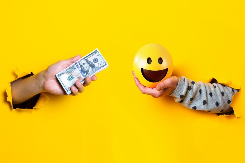 Πέσαμε από τα σύννεφα: Τα χρήματα τελικά μπορούν να φέρουν ευτυχία λένε οι έρευνες