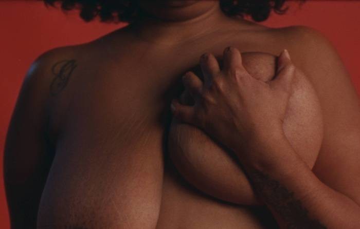 Ένα uncensored βίντεο αποκαλύπτει όλα όσα σκέφτονται οι άντρες για το γυναικείο στήθος