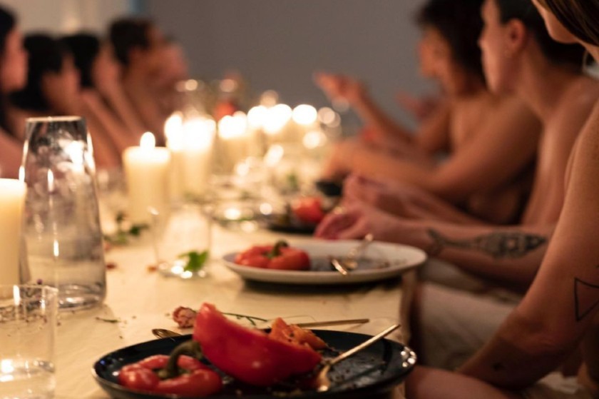 5 φωτογραφίες από τα γυμνά vegan πάρτι που πληρώνεις 88€ για να φας γεμιστά με ρύζι