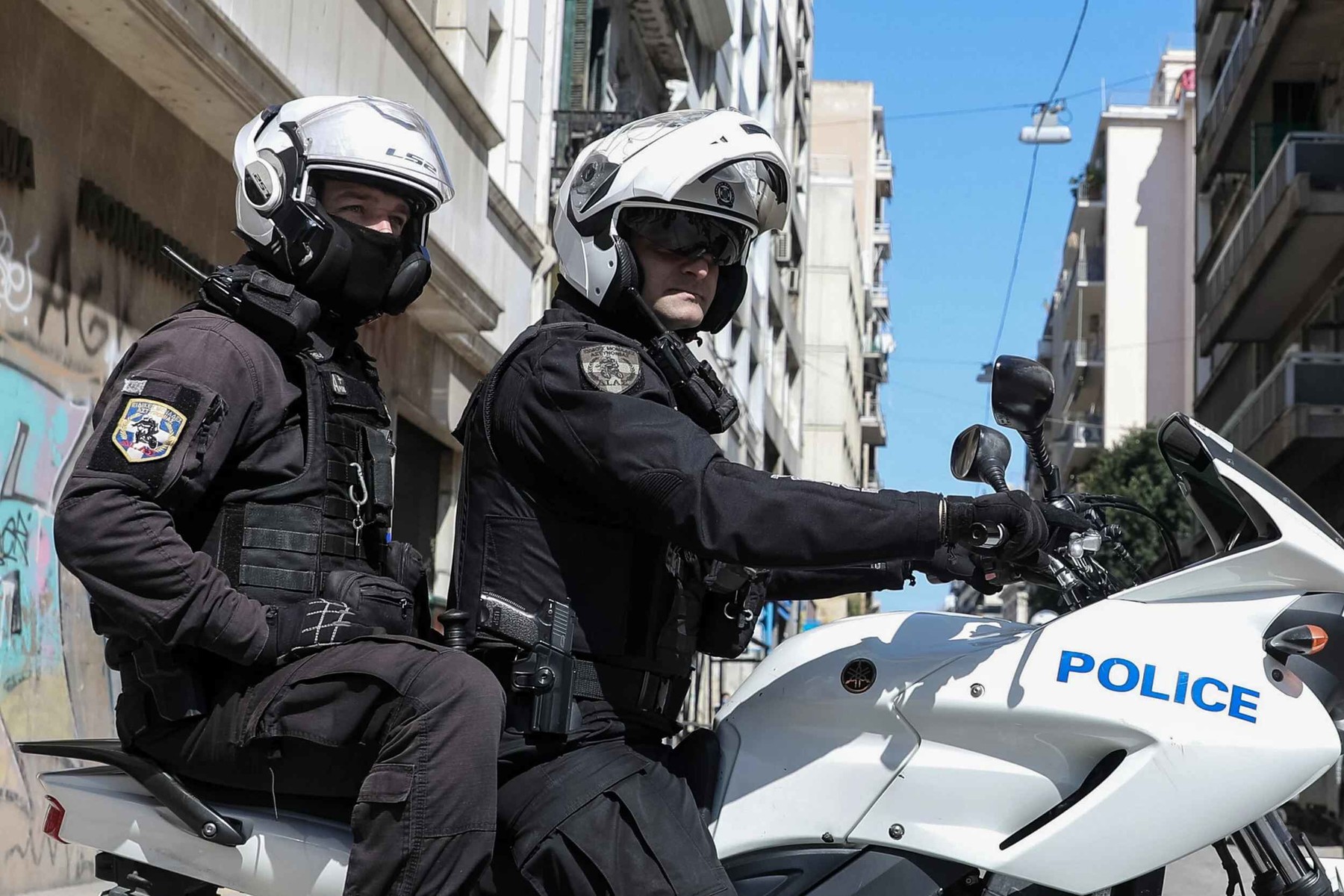 Η Ελληνική Αστυνομία νιώθει σέξι και αυτό παραβγαίνει προς τα έξω