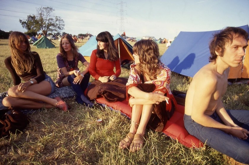 10 σπάνιες φωτογραφίες από το πρώτο φεστιβάλ του Glastonbury που μοιάζουν φετινές