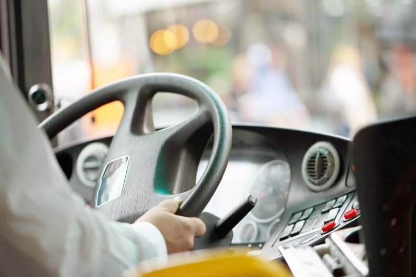 Οδηγός του ΚΤΕΛ Χανίων δίνει πόνο στα μηνύματα την ώρα που οδηγεί, καθόλου επικίνδυνο