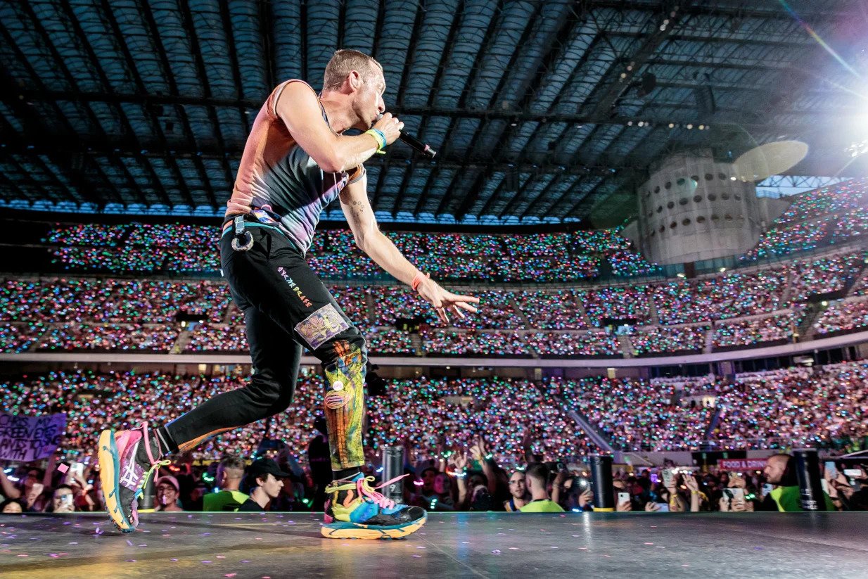 Οι Coldplay είναι «εδώ»: Όλα όσα πρέπει να ξέρεις για το συναυλιακό γεγονός του καλοκαιριού