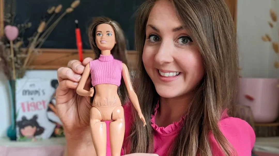 Θεάρα σχεδιάζει ραγάδες στην Barbie της κόρης της και γλεντά την πλαστική ομορφιά