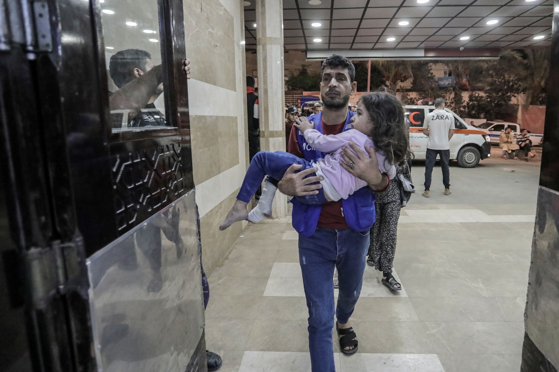 Το νοσοκομείο Αλ Σίφα της Γάζας έχει μετατρεπεί σε νεκροταφείο ανθρώπων