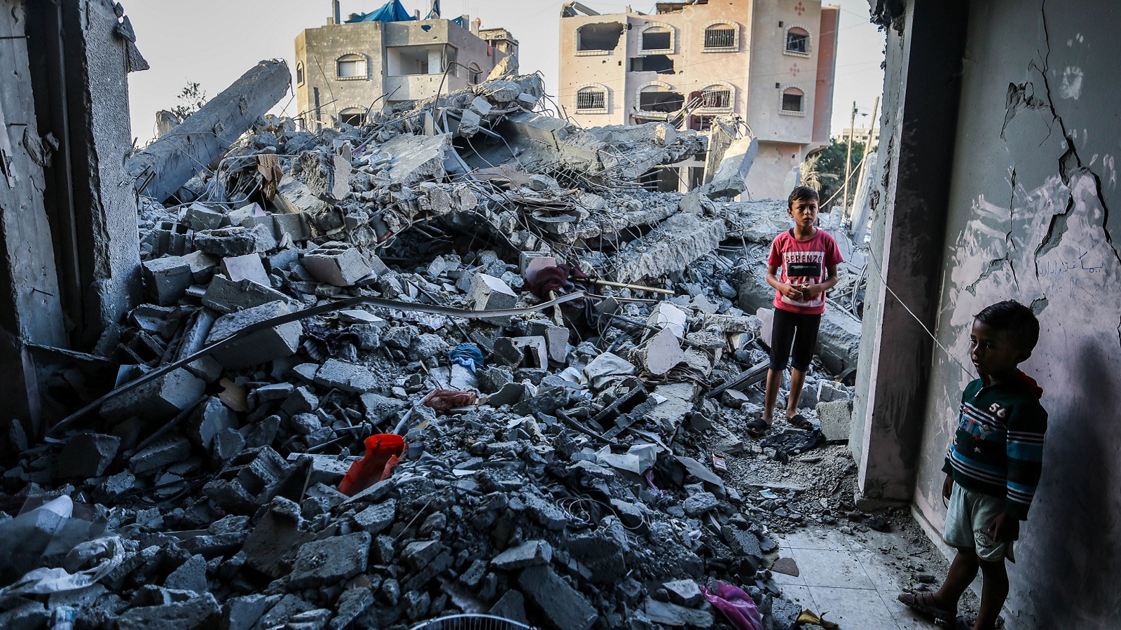 «Κομμένη στα δύο» η Γάζα, με τους νεκρούς να φτάνουν τους 10.000