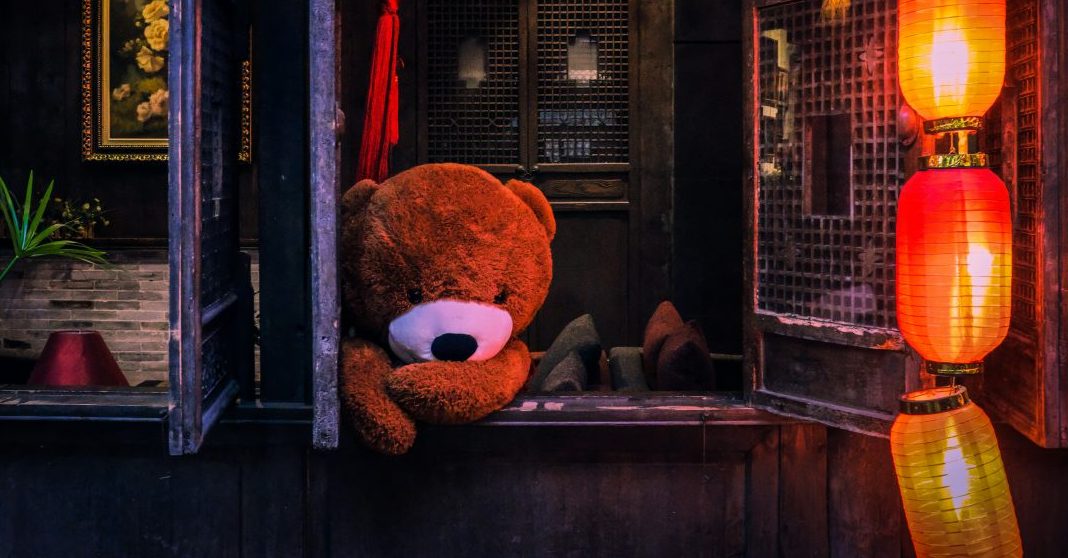 Μην σας μπουν ιδέες: Τύπισσα στη Θεσσαλονίκη έβαλε κοριό σε λούτρινο αρκούδι για να παρακολουθεί τον πρώην της