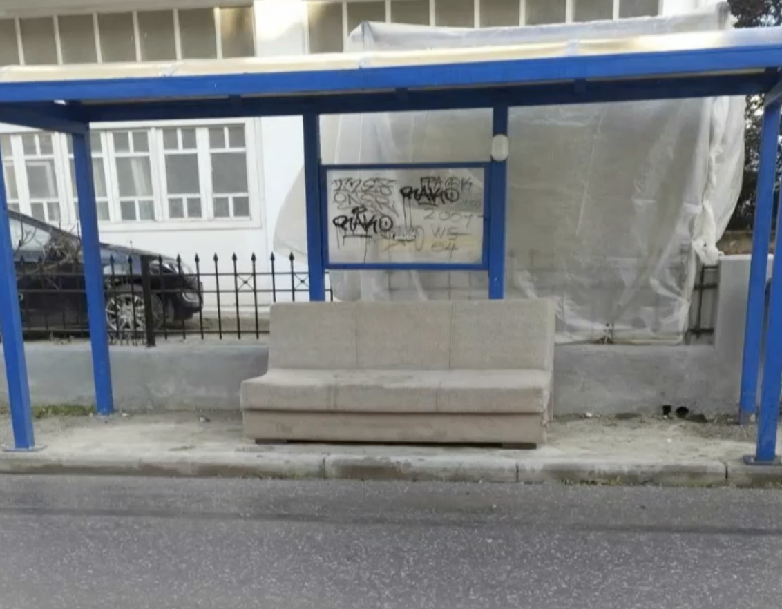 Πιο Ελλάδα δεν γίνεται: Θεσσαλονικιός παράτησε τον παλιό του καναπέ σε στάση λεωφορείου για περισσότερη άνεση