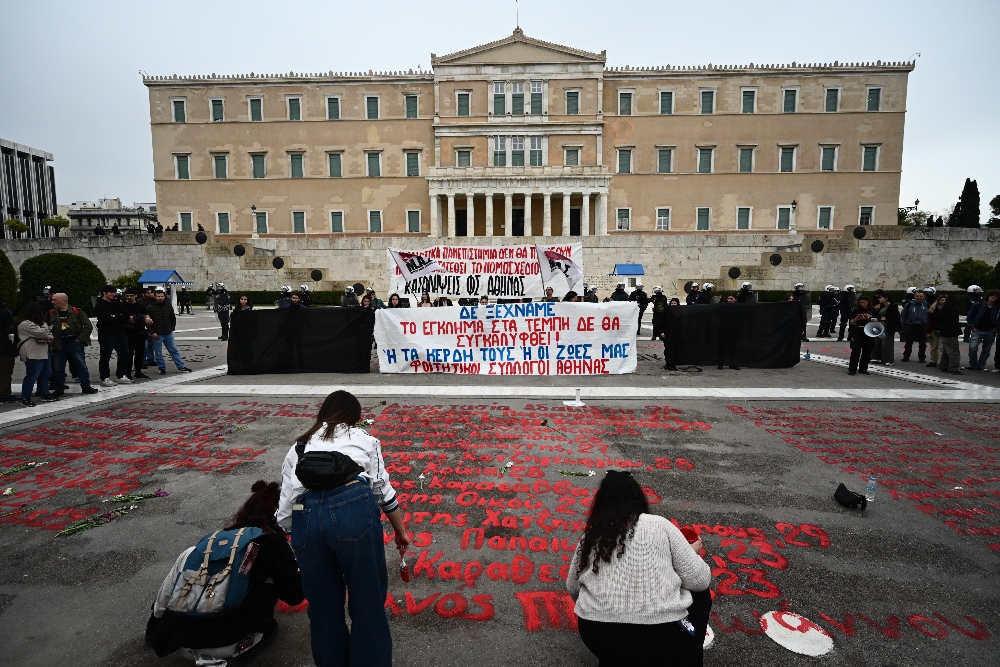 Οι φοιτητές ξαναέγραψαν τα ονόματα των θυμάτων των Τεμπών έξω από τη Βουλή