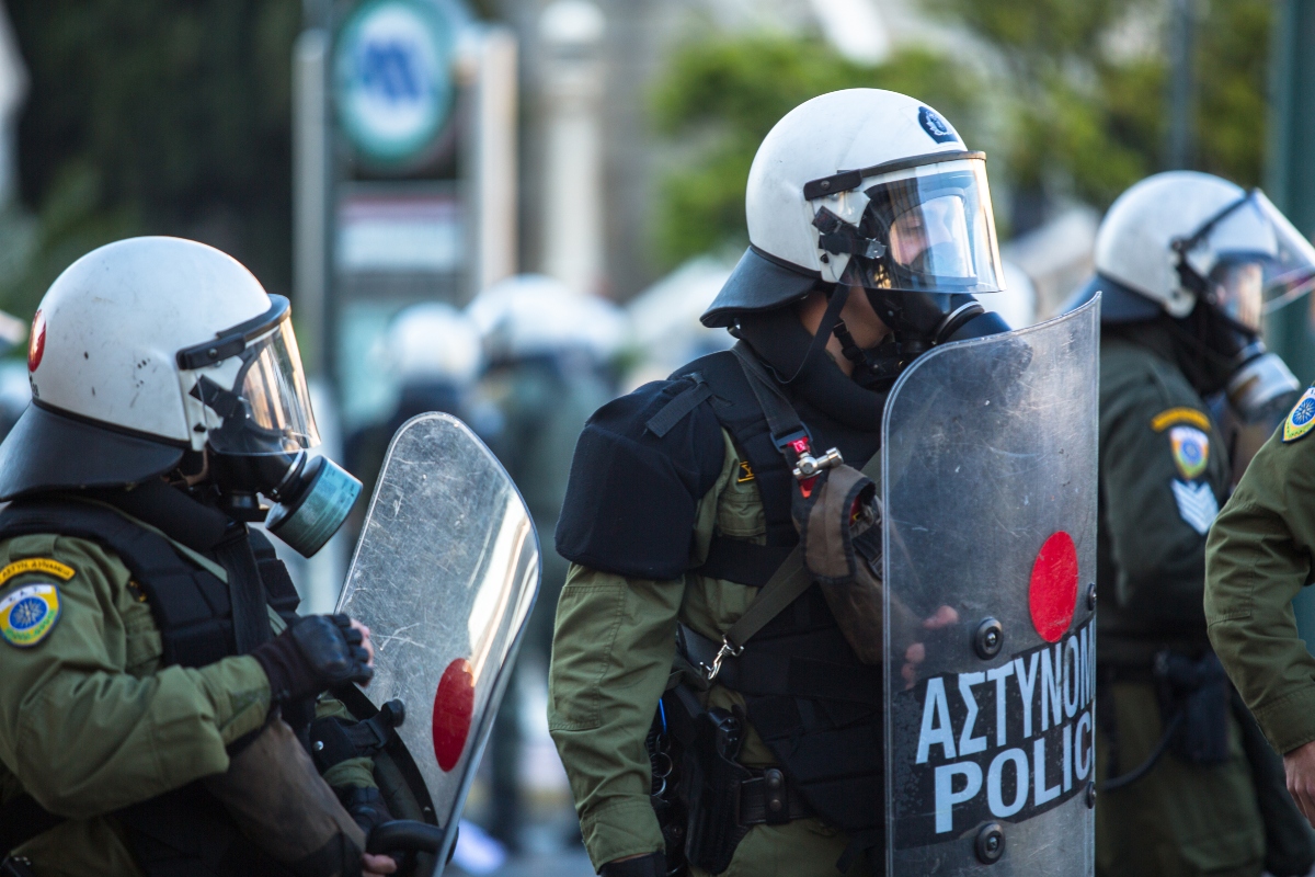Τουρίστριες TikTokers έζησαν το μύθο τους στην Ελλάδα ποζάροντας με τα ΜΑΤ
