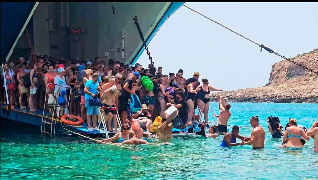 Στον Μπάλο της Κρήτης οι τουρίστες περπατάνε στο νερό, δεν είναι θαύμα