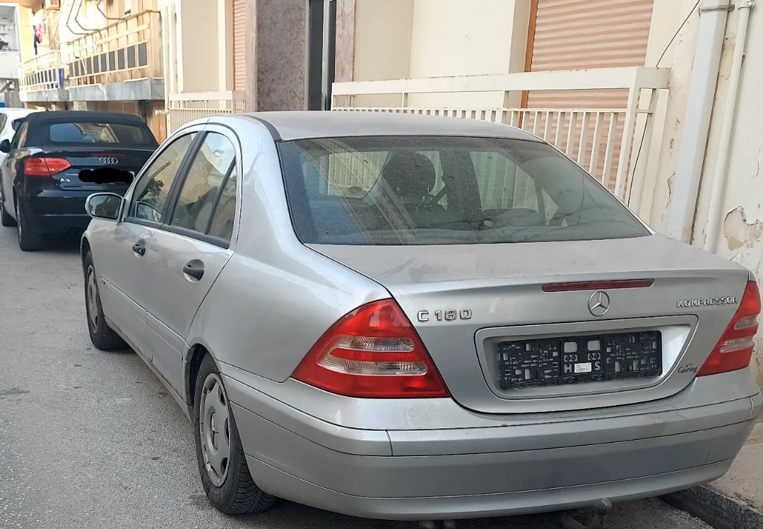 Τουρίστας διαπίστωσε πως πολλά ελληνικά αμάξια δεν έχουν πινακίδες και αναρωτιέται γιατί