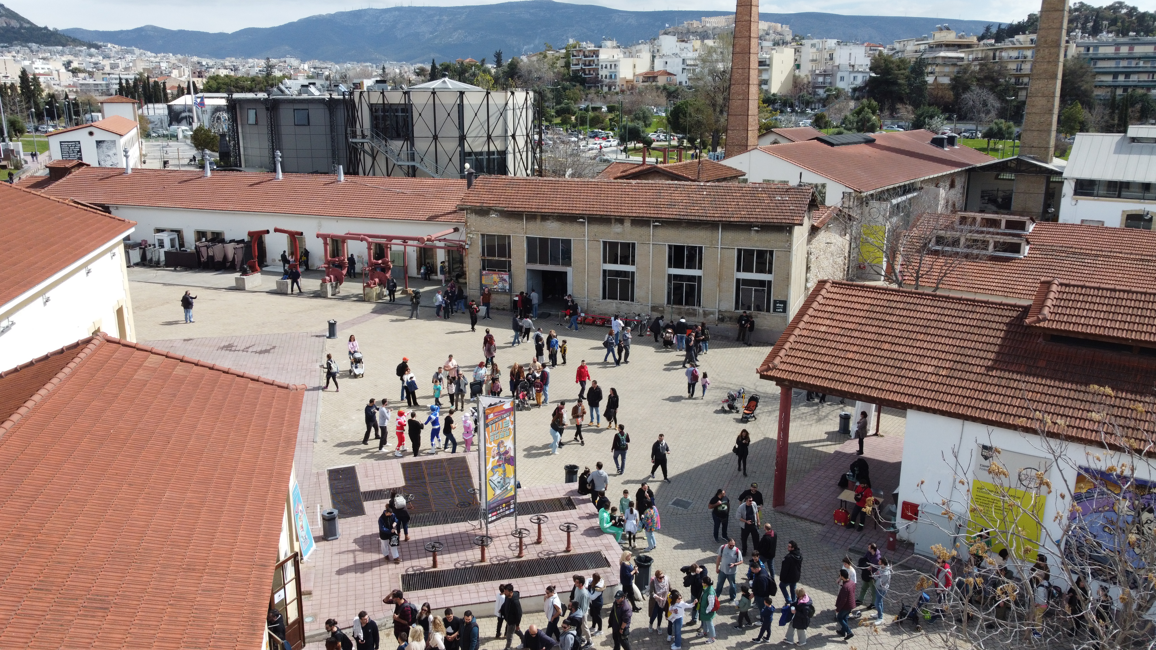 **Vintage Toys Festival 2024: Ετοιμάσου για ένα νοσταλγικό ταξίδι στις 5 και 6 Οκτωβρίου!**

Κάνε μια βουτιά στο παρελθόν και ξύπνα τις πιο γλυκές αναμνήσεις σου στο **Vintage Toys Festival 2024**, που έρχεται ξανά, μεγαλύτερο από ποτέ, για δύο μέρες γεμάτες παιχνίδι, νοσταλγία και διασκέδαση. Το Στάδιο Taekwondo στο Φάληρο μεταμορφώνεται στις 5 και 6 Οκτωβρίου σε ένα μοναδικό πάρκο χαράς και αναμνήσεων, φέρνοντας κοντά μικρούς και μεγάλους σε μια εμπειρία που απλά δεν πρέπει να χάσεις.

Αν μεγάλωσες παίζοντας με Playmobil, Barbie, Super Mario και GI Joe, τότε ξέρουμε ήδη τι θα κάνεις αυτό το Σαββατοκύριακο! Οι πιο εμβληματικές φιγούρες και παιχνίδια που στιγμάτισαν τη δεκαετία του '80 και του '90 θα σε περιμένουν, μαζί με συλλέκτες από όλη την Ελλάδα, για να ξαναζήσεις την εποχή όπου η τεχνολογία δεν είχε κατακτήσει ακόμα τον κόσμο και το παιχνίδι ήταν ακόμα αληθινό, χειροπιαστό και άπειρα διασκεδαστικό.

Σκέψου τα παιδικά σου χρόνια, τότε που τα Σαββατοκύριακα ήταν γεμάτα παιχνίδια και περιπέτειες, και φαντάσου τα όλα συγκεντρωμένα σε ένα μέρος. Το Vintage Toys Festival δεν είναι απλά μια έκθεση. Είναι μια γιορτή αναμνήσεων, με διαδραστικά παιχνίδια και μια τεράστια ποικιλία από καταστήματα που θα εκθέτουν τα πιο σπάνια και ιδιαίτερα αντικείμενα. Από συλλεκτικά κομμάτια μέχρι αγαπημένα παιδικά αντικείμενα που ξεχάστηκαν στο χρόνο, όλα θα είναι εκεί για να σε ταξιδέψουν πίσω στη χρυσή εποχή των παιχνιδιών.

**Μουσική, θέαμα και εκδηλώσεις για όλη την οικογένεια**

Αν το παιχνίδι δεν είναι αρκετό, η διοργάνωση έχει φροντίσει για ακόμα περισσότερες εκπλήξεις. Το φεστιβάλ θα φιλοξενεί live μουσικές σκηνές με τους Πασχάλη και Τουρνά, δημιουργώντας το τέλειο soundtrack για αυτό το γεμάτο νοσταλγία ταξίδι. Θέατρο σκιών Καραγκιόζη από την ιστορική ομάδα Σπυρόπουλου, μαγικές παραστάσεις, DJ sets και πολλές ακόμα δραστηριότητες θα είναι στη διάθεσή σου, για να απολαύσεις μια εμπειρία που αγγίζει όλες τις αισθήσεις.

Κι αν είσαι φαν των αυτοκινήτων, μη χάσεις την ευκαιρία να δεις από κοντά τον Ιππότη της Ασφάλτου και τον Κεραυνό McQueen σε όλο τους το μεγαλείο, σε μια έκθεση που θα ξυπνήσει τις πιο έντονες παιδικές σου φαντασιώσεις.

**Πάρε το εισιτήριό σου τώρα και ζήσε ξανά σαν παιδί!**

Μην αφήσεις την ευκαιρία να περάσει ανεκμετάλλευτη. Μπορείς να αγοράσεις το εισιτήριό σου εύκολα μέσω του επίσημου site της διοργάνωσης, όπου θα βρεις και περισσότερες λεπτομέρειες για το πρόγραμμα και τις δραστηριότητες. Το Vintage Toys Festival υπόσχεται να γεμίσει τις μέρες σου με χαρά και τις νύχτες σου με γλυκές αναμνήσεις.

Σε περιμένουμε στο Στάδιο Taekwondo, στις 5 και 6 Οκτωβρίου, για μια μοναδική εμπειρία που δεν χάνεται με τίποτα!