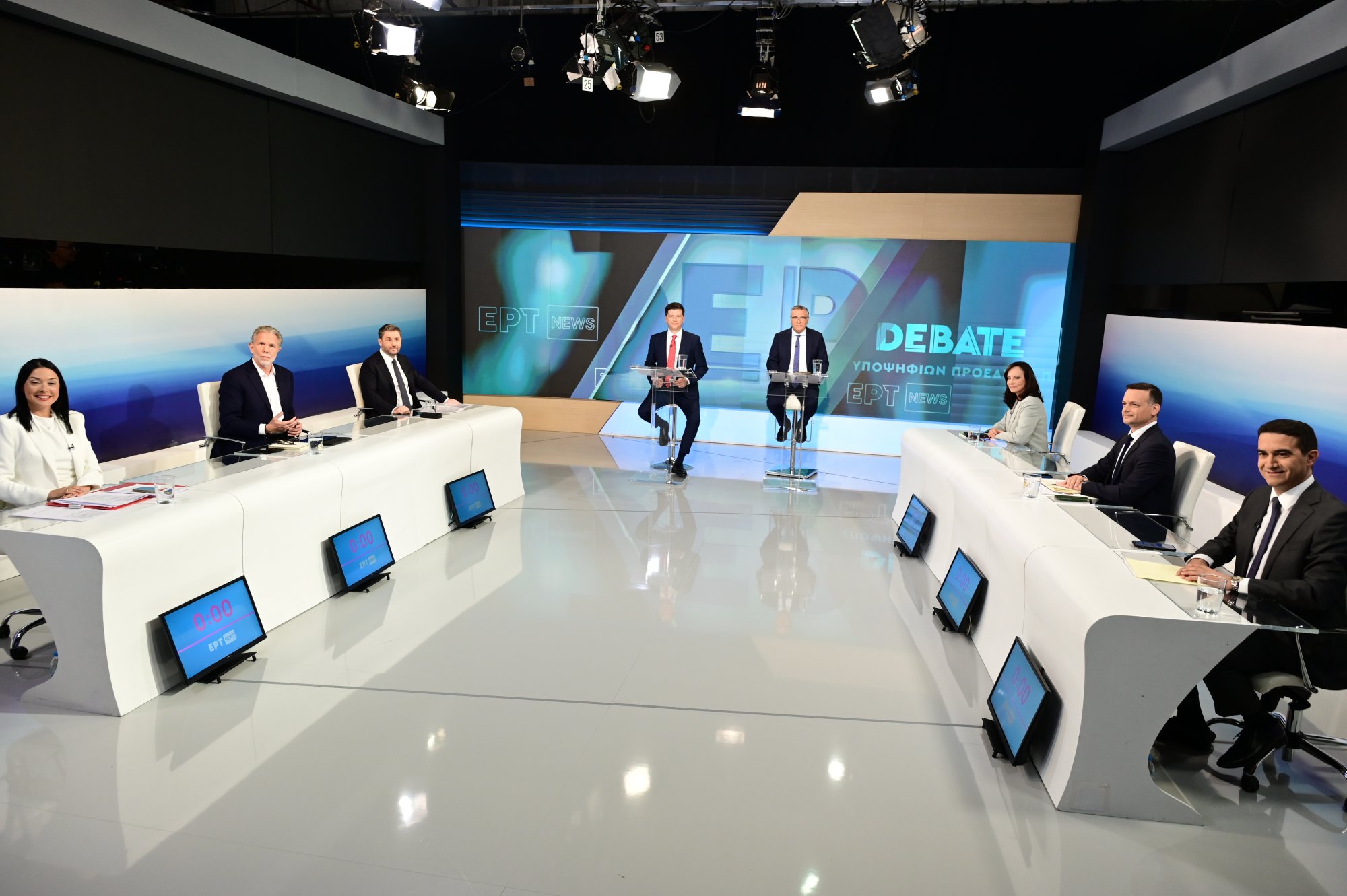 Debate: Το ΠΑΣΟΚ είναι εδώ, άντε να βγάλει κι αρχήγο. Οι 6 ήταν πολλοί υποψήφιοι πάντως.