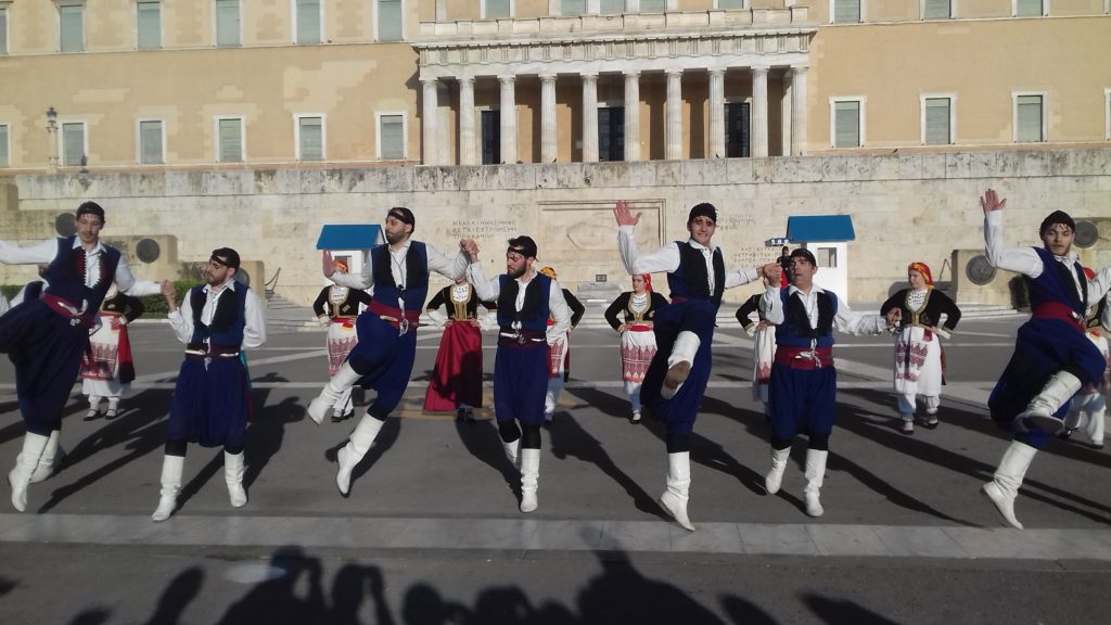 Ιδέες δεν βάζουμε, αλλά μήπως να το ρίξουν στο χορό και οι Έλληνες βουλευτές όπως οι Νεοζηλανδοί με τη χάκα στο κοινοβούλιό τους;