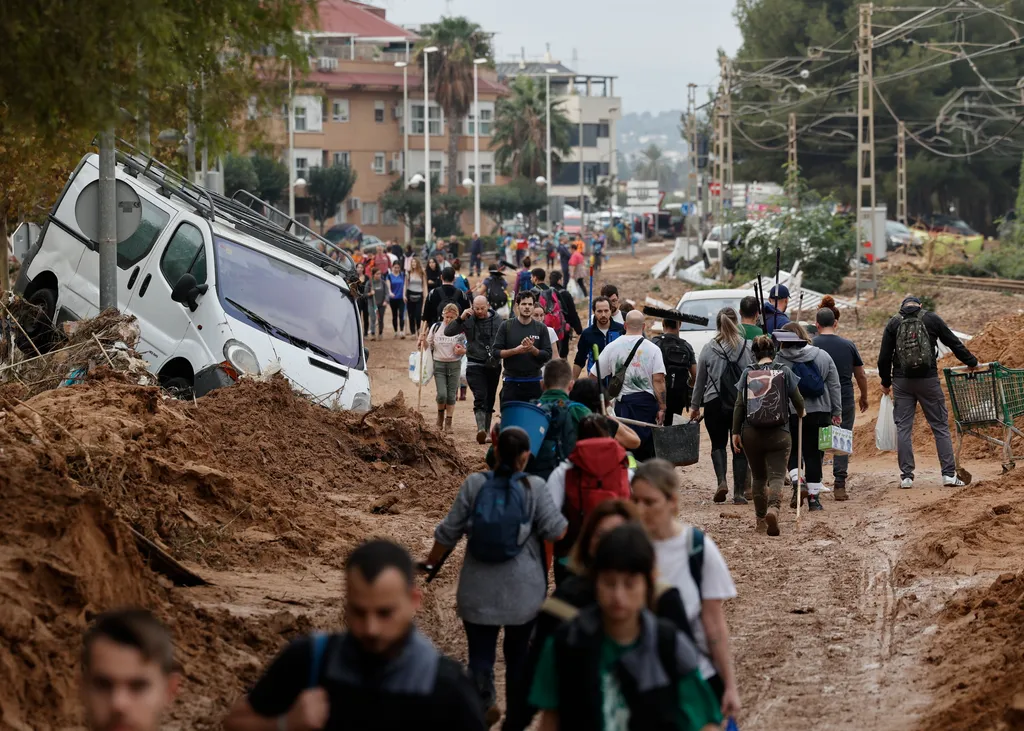 Στη Βαλένθια έγινε μια τραγωδία που μας αφορά όλους, κι όμως ορισμένοι στην Ελλάδα βρήκαν ευκαιρία να παίξουν τα δικά τους κομματικά παιχνίδια