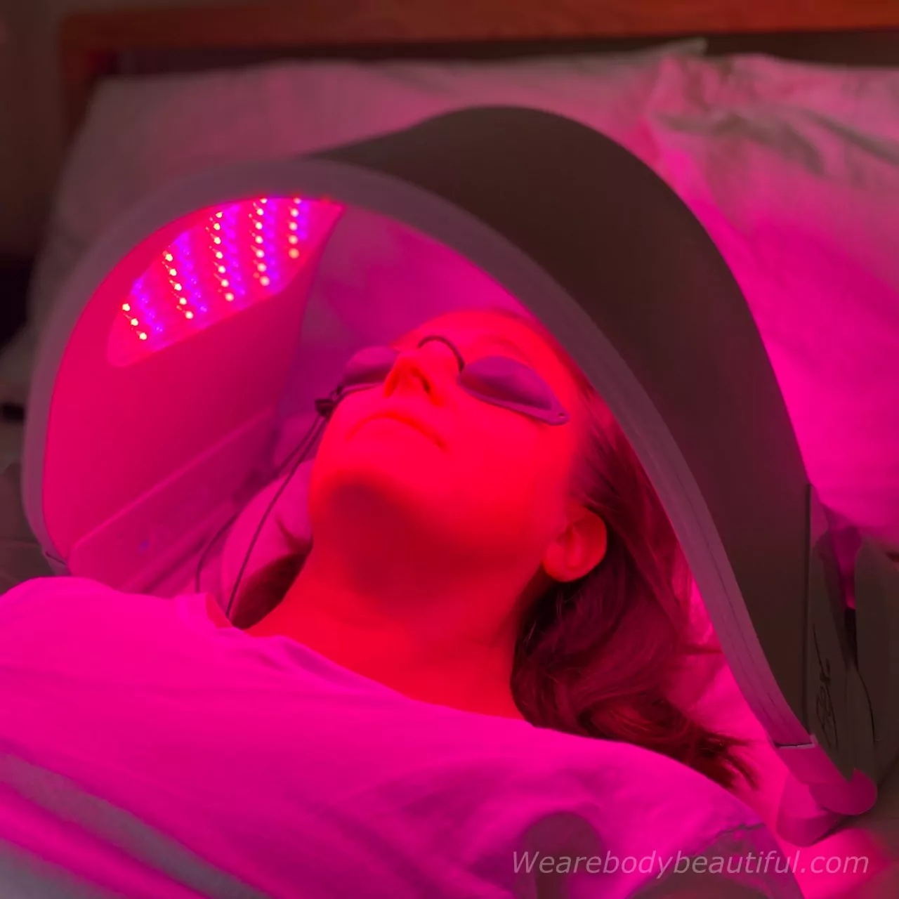 Με το Red Light Therapy γίνεται χαμός, αλλά μην περιμένεις τα θαύματα που βλέπεις στο TikTok