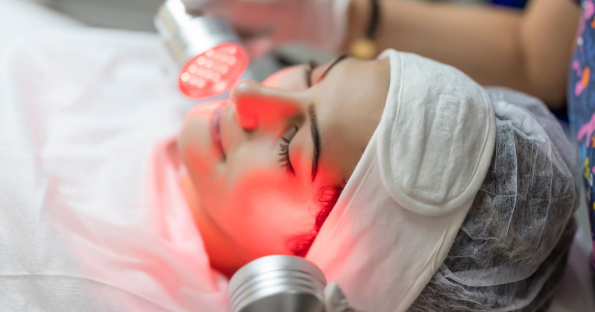 Με το Red Light Therapy γίνεται χαμός, αλλά μην περιμένεις τα θαύματα που βλέπεις στο TikTok