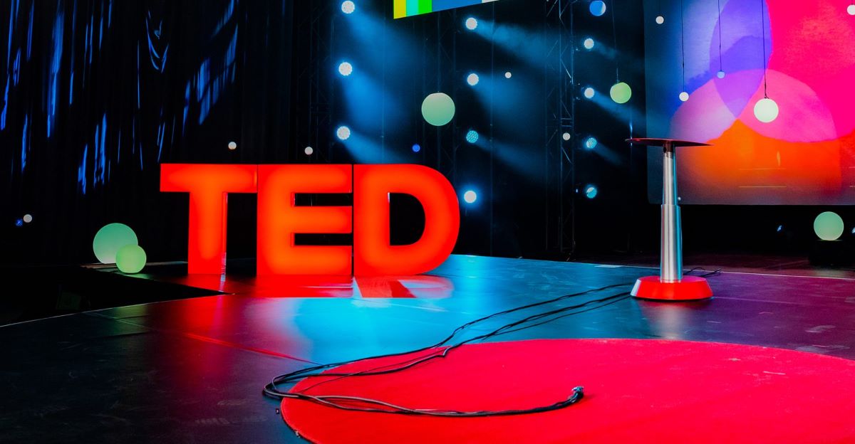 Ξέρουμε ποια TED Talks πρέπει να ακούσεις για να αλλάξεις ριζικά τη ζωή σου προς το καλύτερο